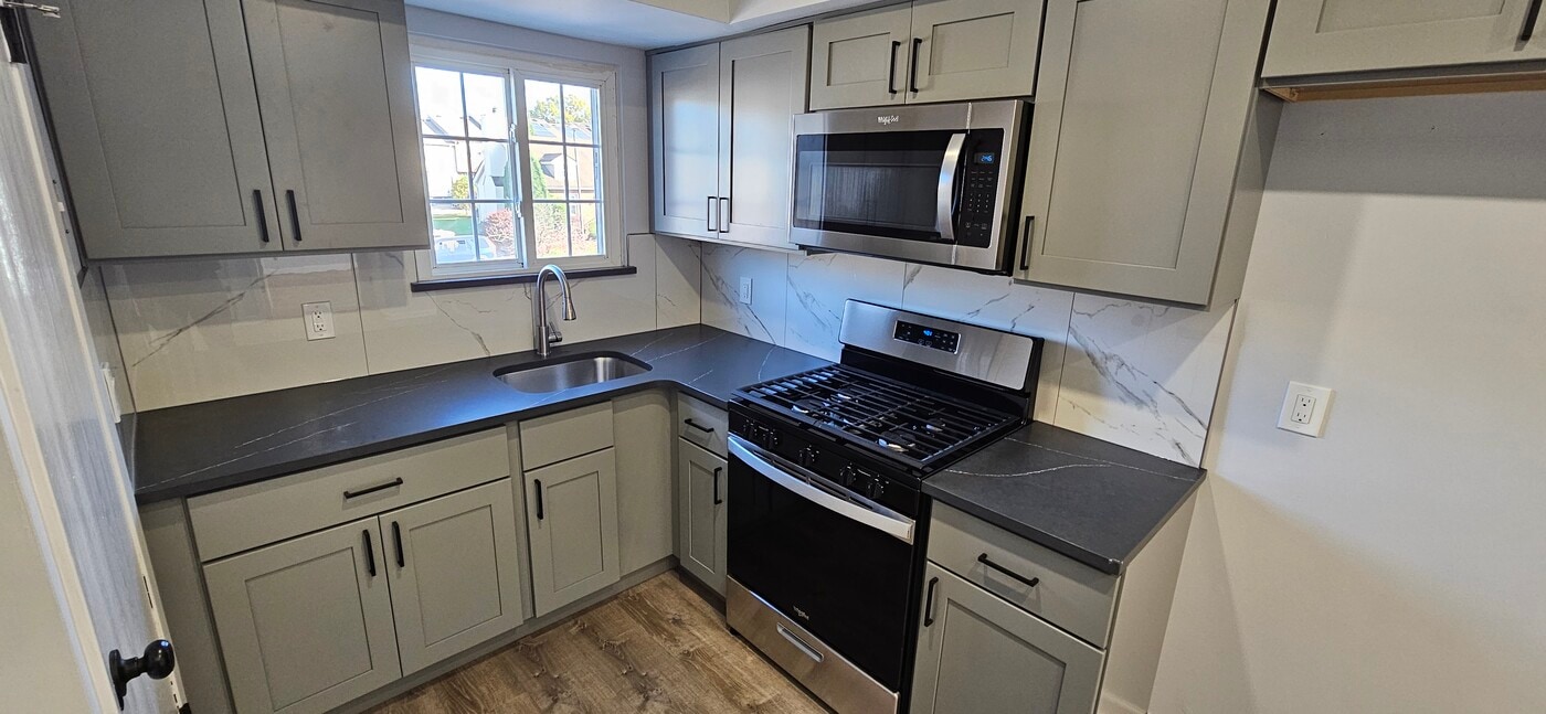 20 Franklin Ln, Unit A in Staten Island, NY - Building Photo