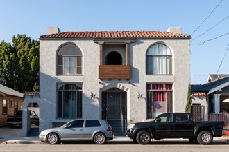 1115 E Broadway in Long Beach, CA - Building Photo - Building Photo