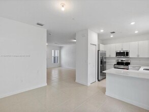 106 SW 184th Pl in Pembroke Pines, FL - Foto de edificio - Building Photo
