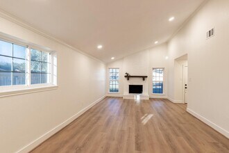 1102 Ashdale Dr in Sugar Land, TX - Building Photo - Building Photo