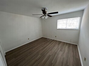 8048 Sands Point Dr in Houston, TX - Building Photo - Building Photo