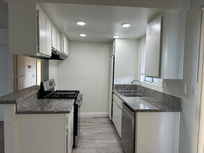 13576 Algonquin Rd-Unit -6 in Apple Valley, CA - Building Photo - Building Photo