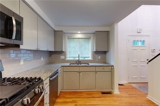 108 Weaver St in Greenwich, CT - Building Photo - Building Photo