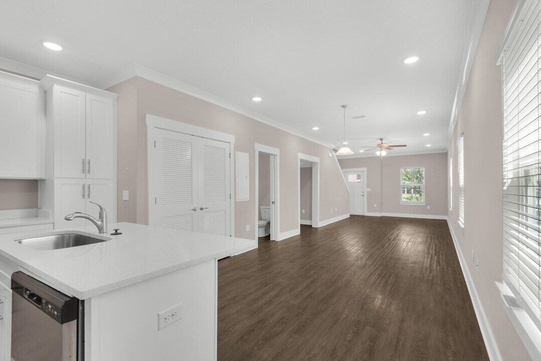 384 Date Palm Ln in Freeport, FL - Building Photo
