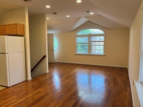 42-06 216th St in Queens, NY - Foto de edificio - Building Photo