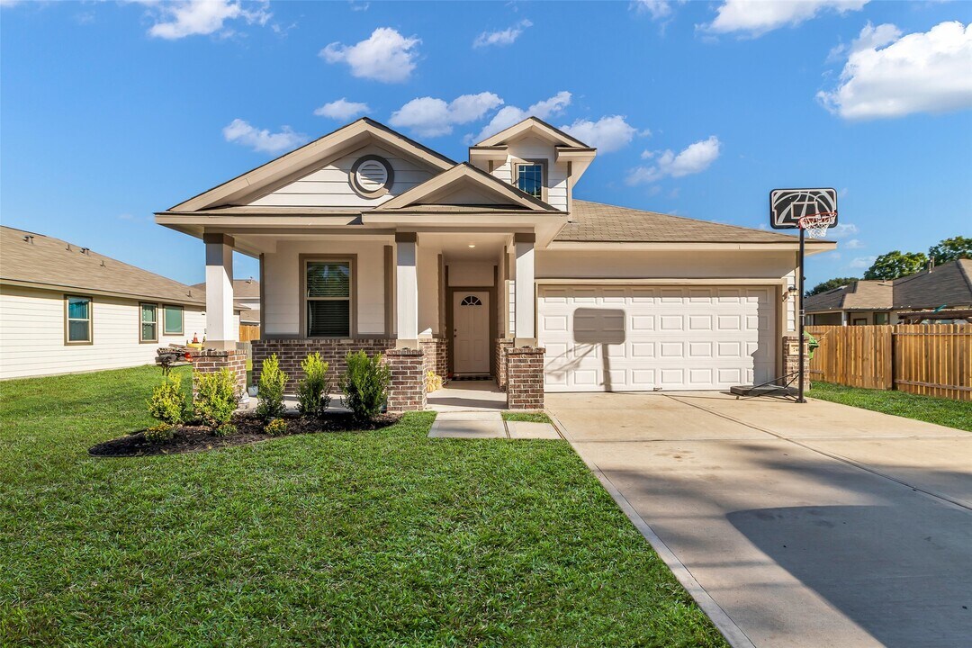 740 Brown Rd in Dayton, TX - Building Photo