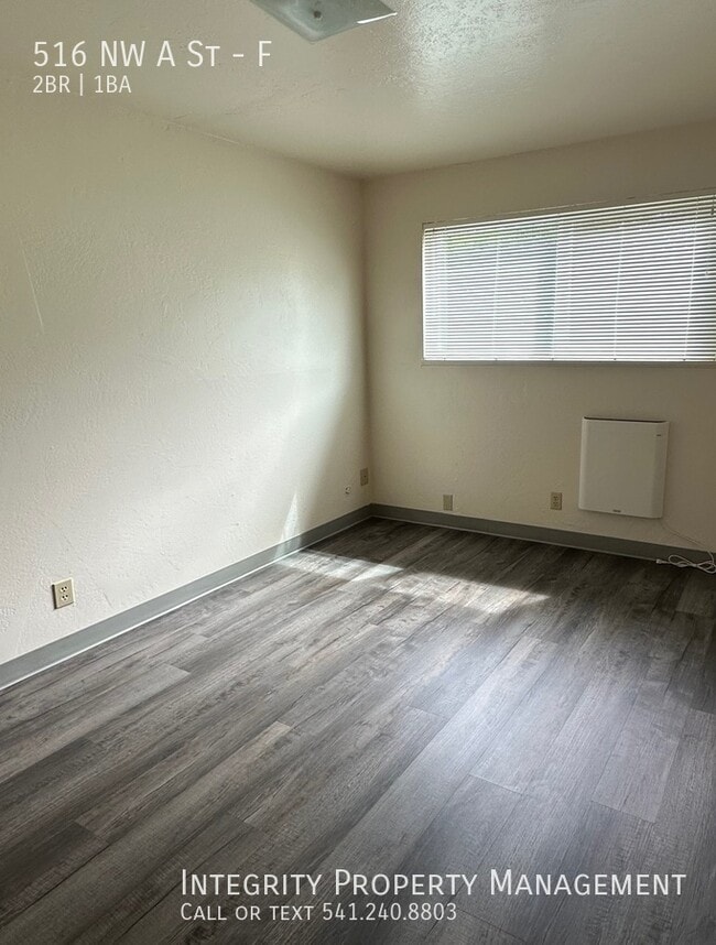 516 NW A St in Grants Pass, OR - Foto de edificio - Building Photo
