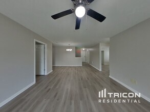 581 Grassy Bend Dr in Greenwood, IN - Foto de edificio - Building Photo