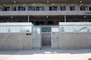 9100 Whitworth Dr in Los Angeles, CA - Building Photo