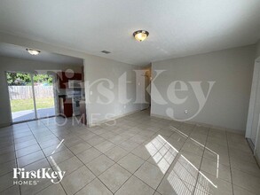 1231 NE 214th St in Miami, FL - Foto de edificio - Building Photo