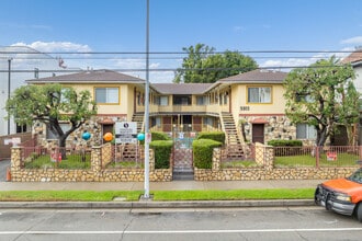 Chateau Whitsett Apartments in North Hollywood, CA - Building Photo - Building Photo