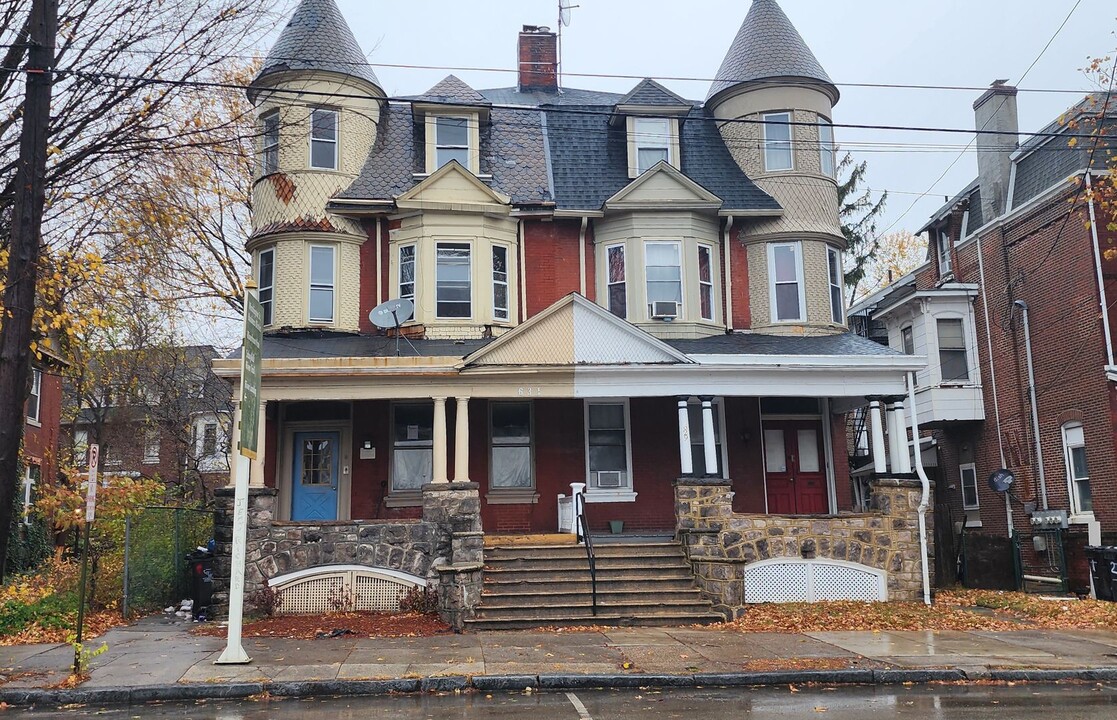 631 W Main St in Norristown, PA - Building Photo