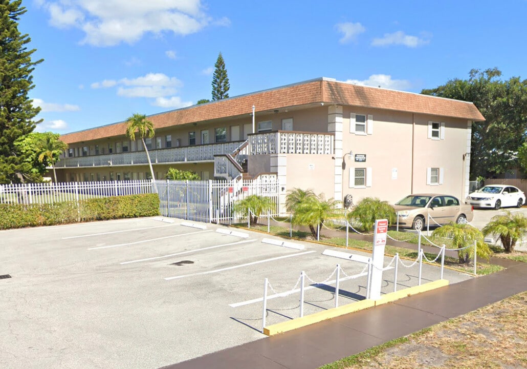 2839 Taylor St, Unit 10 in Hollywood, FL - Building Photo