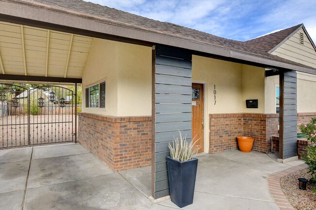 1017 E Oakey Blvd in Las Vegas, NV - Foto de edificio - Building Photo