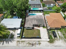 560 NE 161st St in Miami, FL - Building Photo