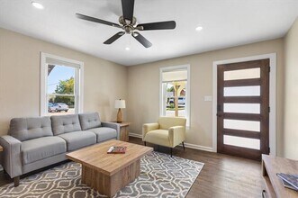 321 E Wall St in Grapevine, TX - Building Photo - Building Photo