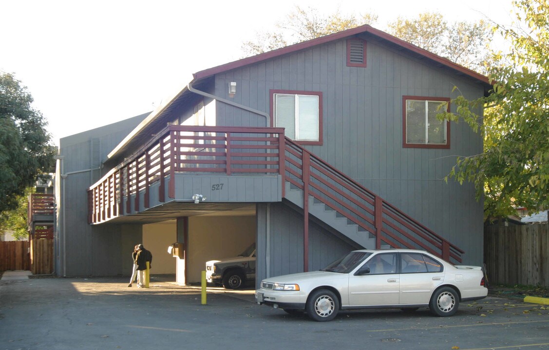 527 N Edison St in Stockton, CA - Foto de edificio
