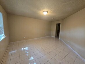 10711 Forest Leaf Dr in Sugar Land, TX - Building Photo - Building Photo