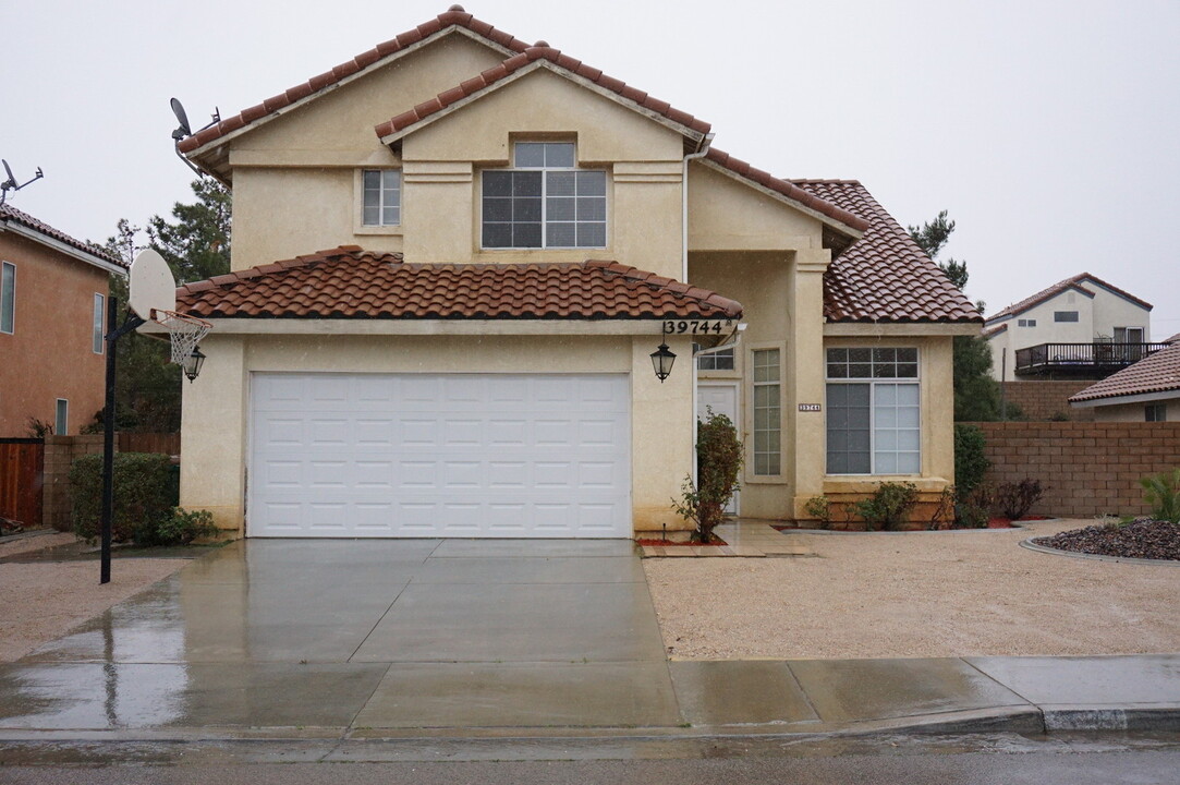 39744 Milan Dr in Palmdale, CA - Building Photo