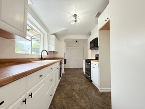 16639 Cantlay St in Los Angeles, CA - Building Photo - Building Photo