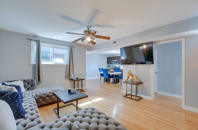 8140 S Kedzie Ave, Unit 201 in Chicago, IL - Building Photo - Building Photo