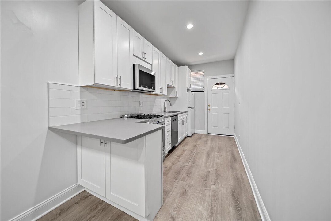 631 W Roscoe St, Unit h3 in Chicago, IL - Building Photo