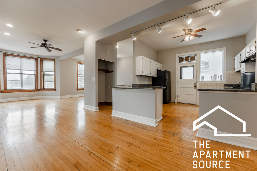 2835 N Ashland Ave, Unit 2 in Chicago, IL - Building Photo