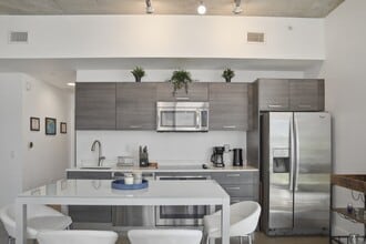 151 SE 1st St, Unit 411 in Miami, FL - Foto de edificio - Building Photo