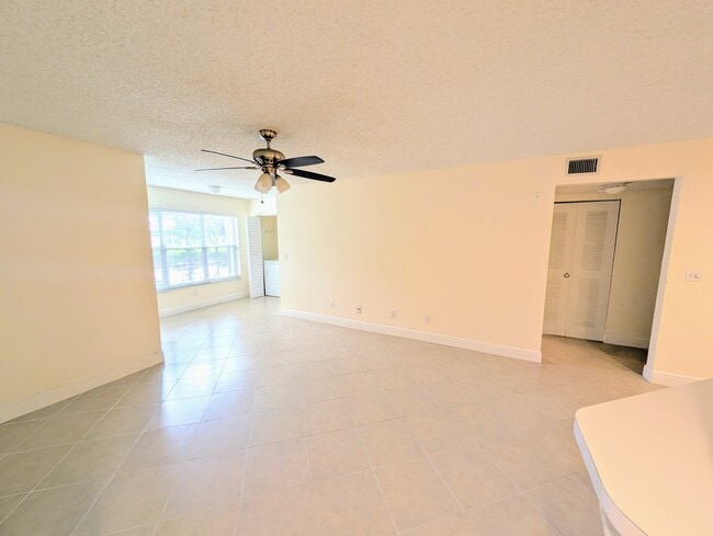 437 Vista Isles Dr, Unit 2216 in Plantation, FL - Building Photo - Building Photo