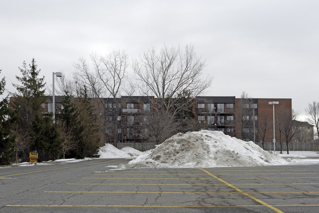 Jardins Sur Le parc in Montréal, QC - Building Photo - Building Photo