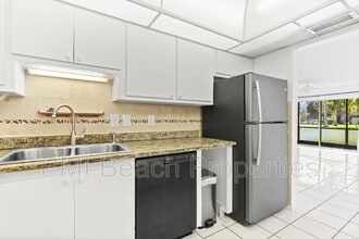 345 W Laurel Dr in Margate, FL - Building Photo - Building Photo