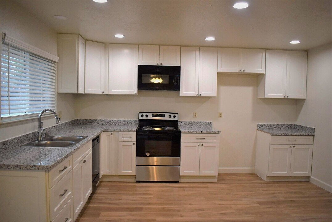 494 Edwin Dr in Vacaville, CA - Building Photo