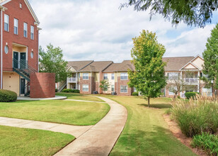 Village at Almand Creek in Conyers, GA - Foto de edificio - Building Photo