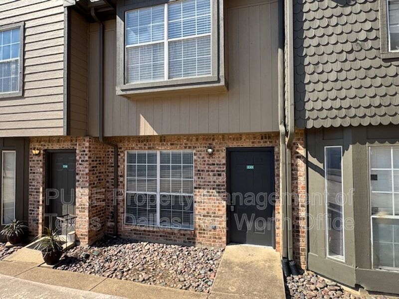 4004 W Pioneer Dr in Irving, TX - Building Photo