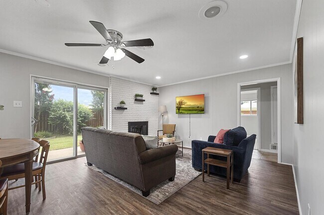 4101 Plantation Dr in Benbrook, TX - Foto de edificio - Building Photo