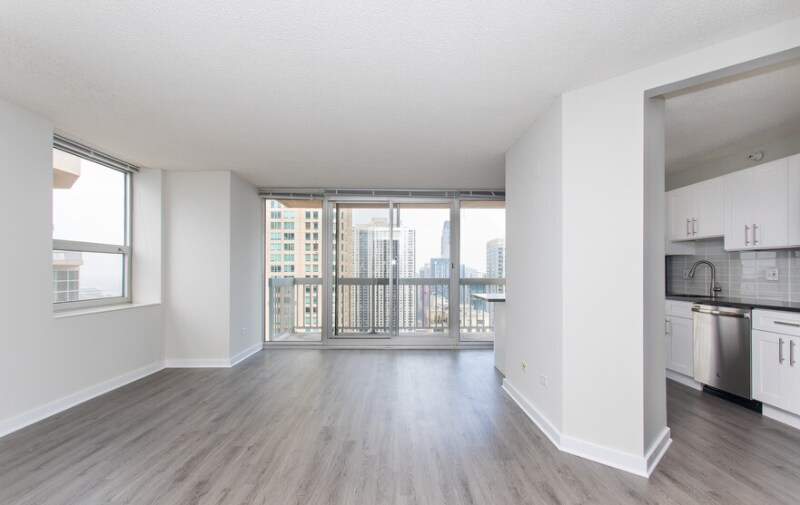 16 W Grand Ave in Chicago, IL - Building Photo