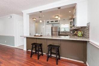 2710 Briarhurst Dr-Unit -8 in Houston, TX - Building Photo - Building Photo