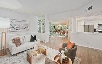 14347 Albers St, Unit Apt 206 in Los Angeles, CA - Foto de edificio - Building Photo