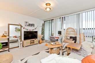 2740 N Pine Grove Ave, Unit 13F in Chicago, IL - Building Photo - Building Photo