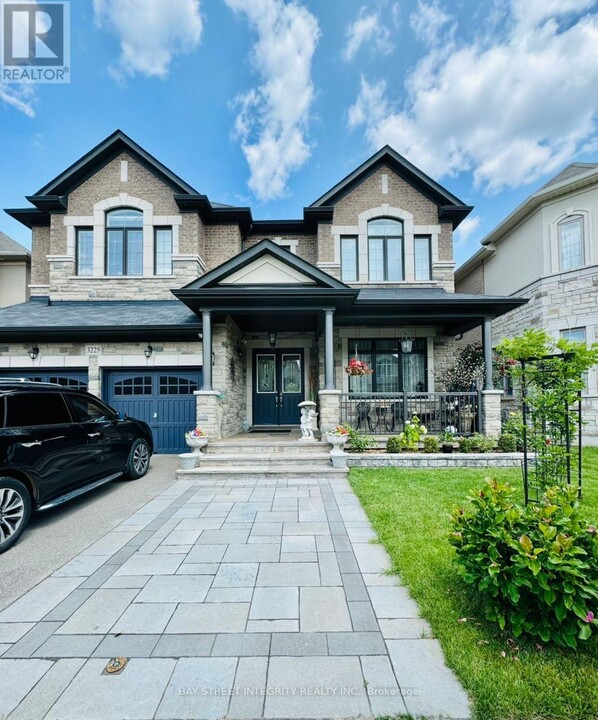 3225 Meadow Marsh Cres in Oakville, ON - Building Photo