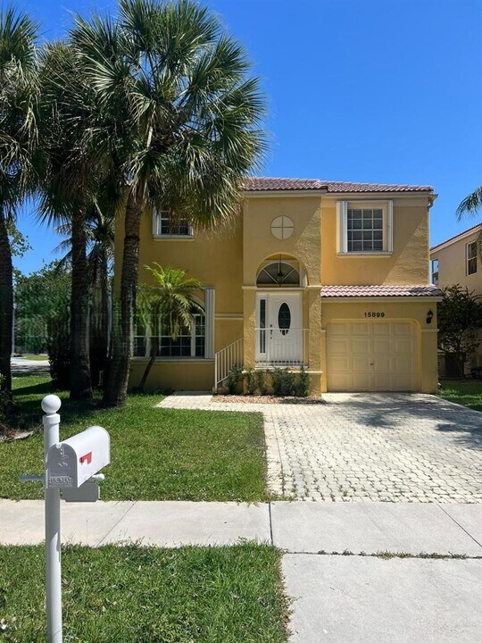 15899 NW 5th St in Pembroke Pines, FL - Foto de edificio