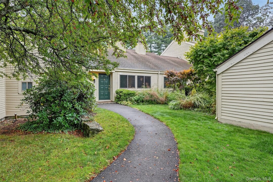 16 Fox Run in South Salem, NY - Building Photo