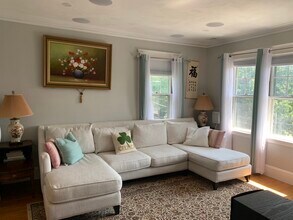 1045 Adams St, Unit 2 in Boston, MA - Foto de edificio - Building Photo