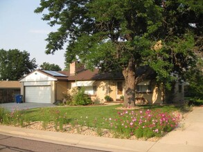 410 S Otis St in Lakewood, CO - Foto de edificio - Building Photo