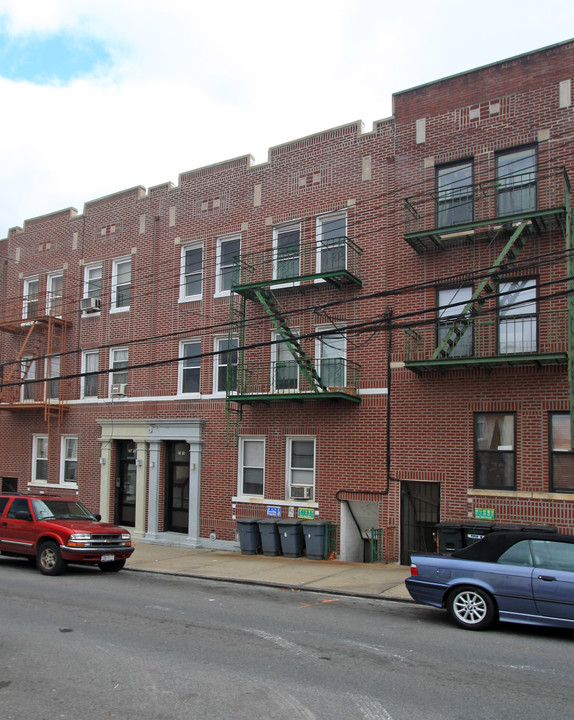 26-19 30th St in Long Island City, NY - Building Photo