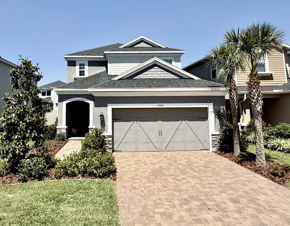 13906 Stansil Ave in Odessa, FL - Foto de edificio