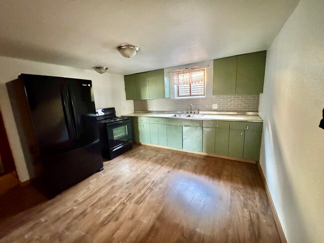 302 W 7th St in McCook, NE - Foto de edificio - Building Photo