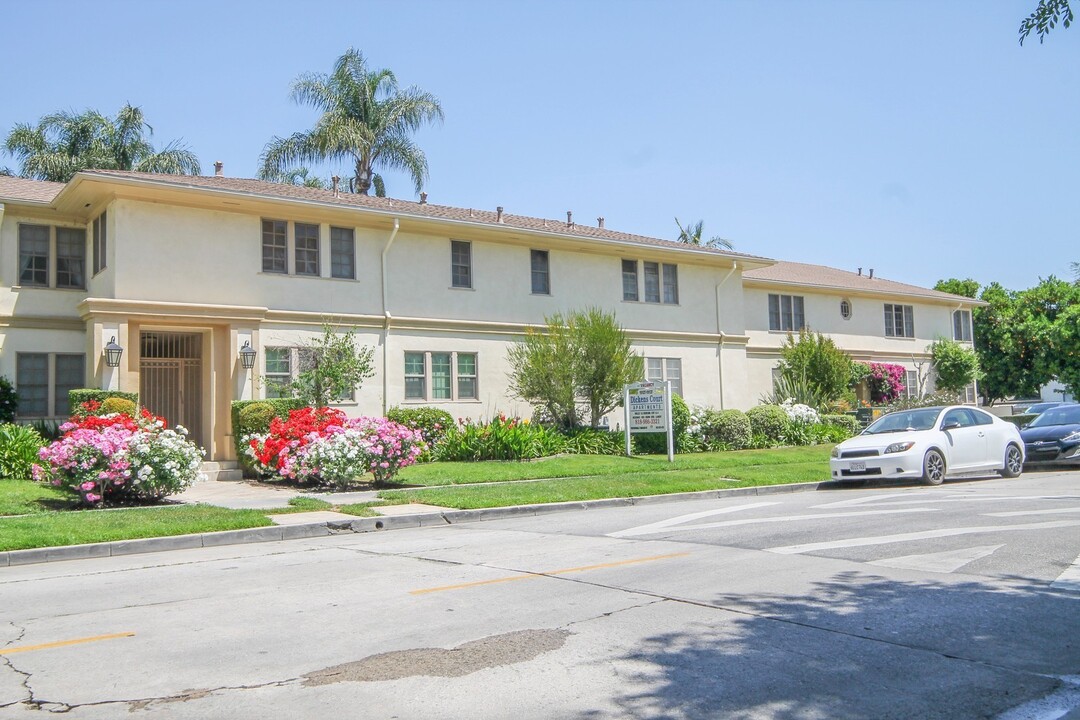 Dickens Court Apartments in Sherman Oaks, CA - Foto de edificio