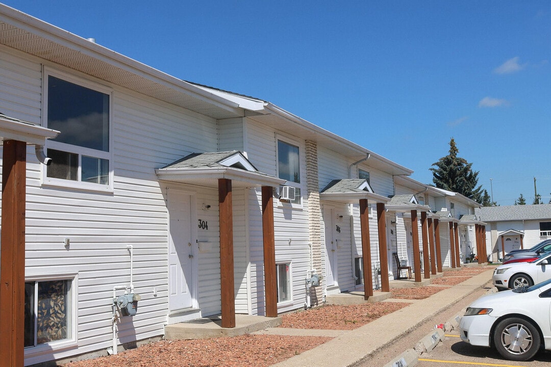 32 Holmes St in Red Deer, AB - Building Photo