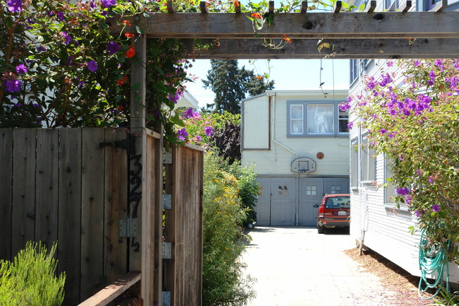 327 49th St in Oakland, CA - Foto de edificio - Building Photo